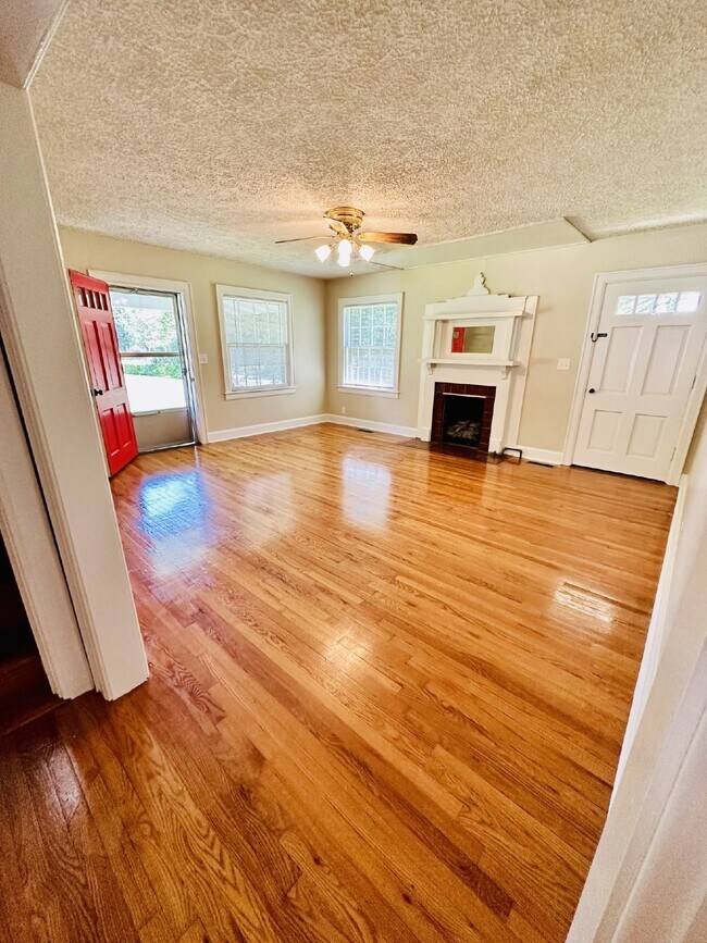 Building Photo - Wonderful 3BR/2.5BA in Hendersonville!