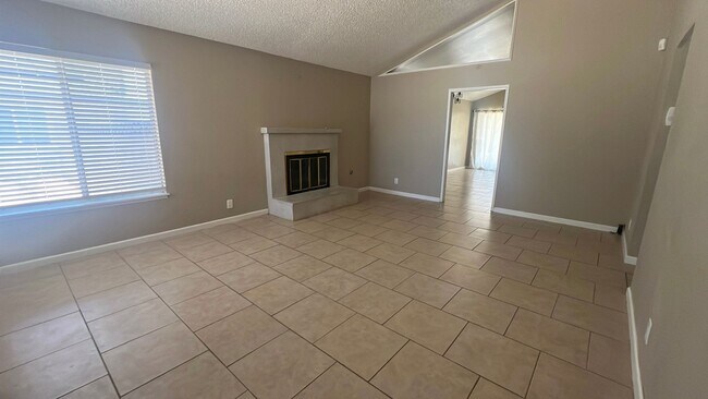 Building Photo - (APPLICATION PENDING) East Lancaster Home