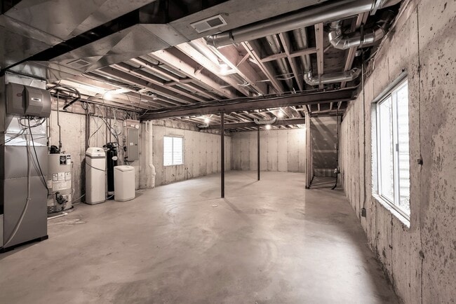 Building Photo - 0N443 Dooley Dr