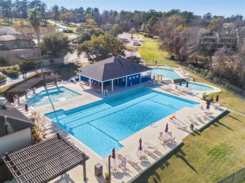 Building Photo - 1406 W April Villa