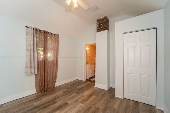 Building Photo - Historic Lincolnville 3/2 Single Family Home