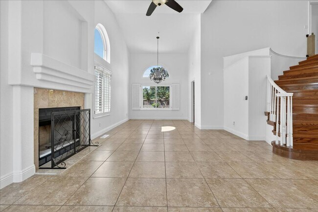 Building Photo - Toro Sunshine Expansive 4 Bed/ 3 Bath Home!