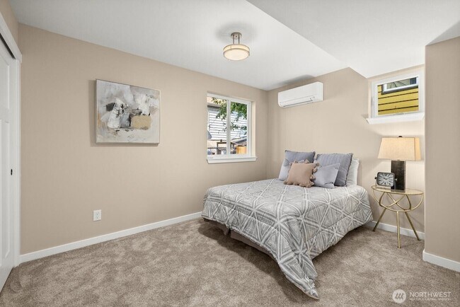 Building Photo - 6417 Ellis Ave S