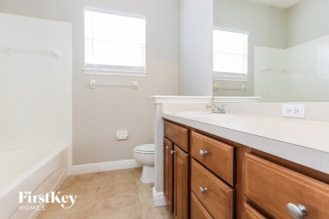 Building Photo - 663 Breezeway Ct