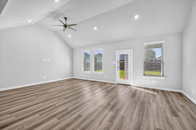 Building Photo - Spacious 5-Bedroom, 4-Bath Home with Washer, Dryer & Refrigerator