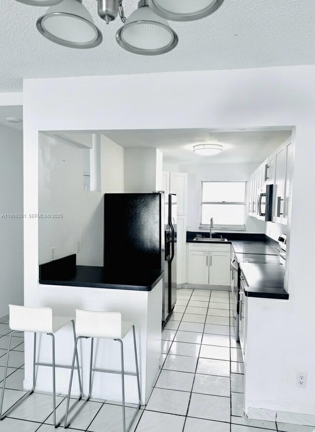 Building Photo - 1750 W 46th St