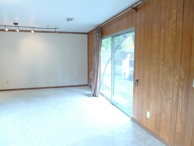 Building Photo - 2290 Canonita Dr