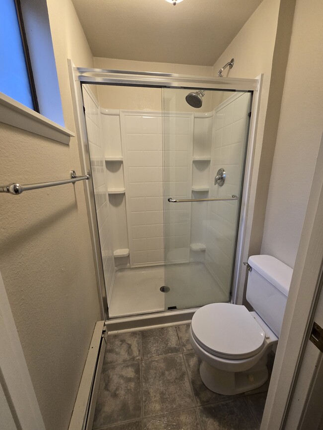 master bd, bathroom - 3740 Lake Washington Blvd SE