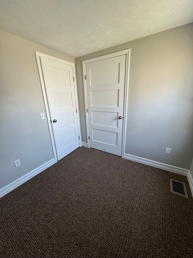 Building Photo - 285 1/2 Walnut St