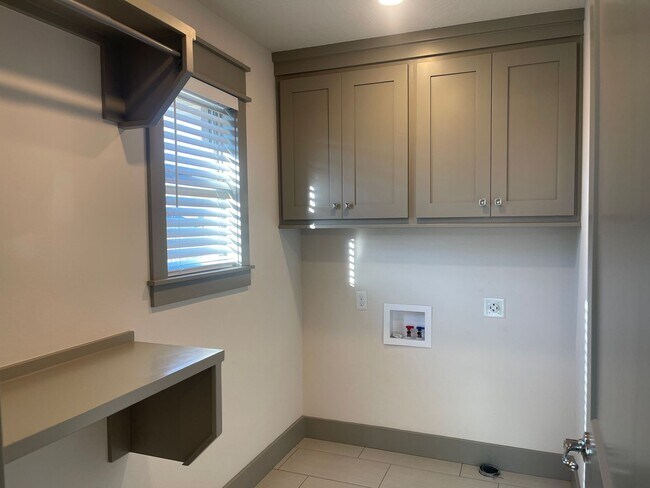 Building Photo - All Brick, 3 bedrooms AND 3 car garage