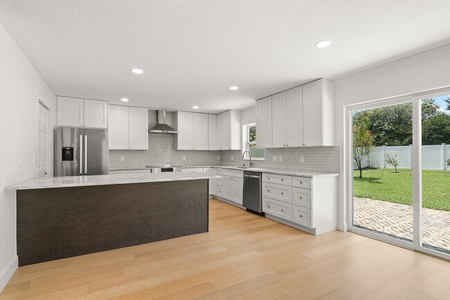 Building Photo - 5947 Ridge Lake Cir