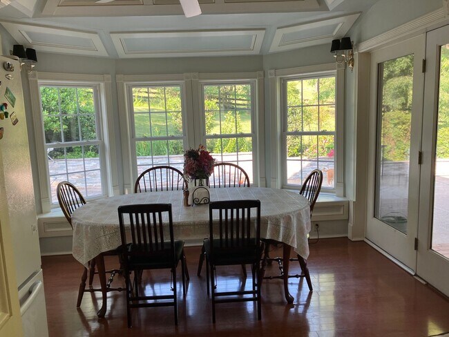 Building Photo - Furnished 6 month rental