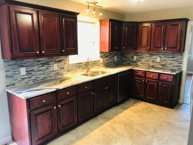 Gourmet Kitchen with GRANITE countertops! - 3220 Glenview Ave