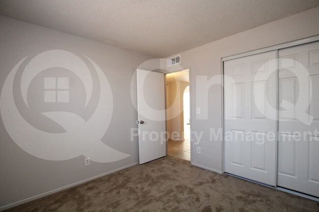 Building Photo - 744 W Oxford Dr
