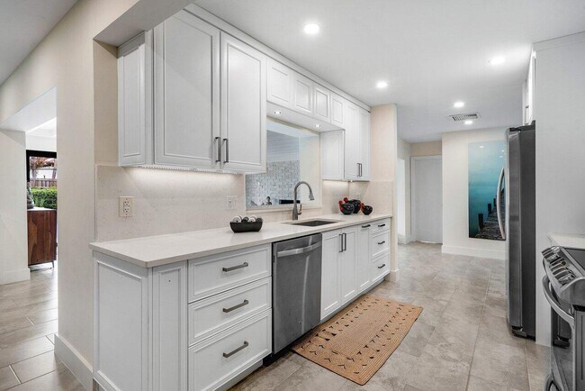 Building Photo - 2021 NW 3rd Ave