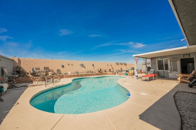 Building Photo - No HOA- Single story pool home