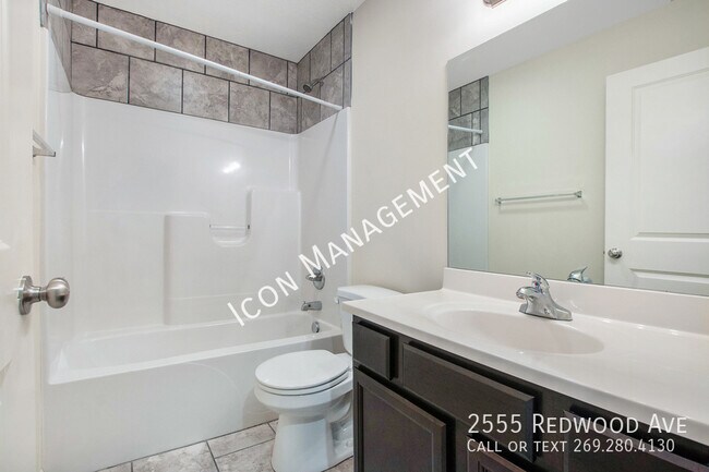 Building Photo - 2555 Redwood Ave