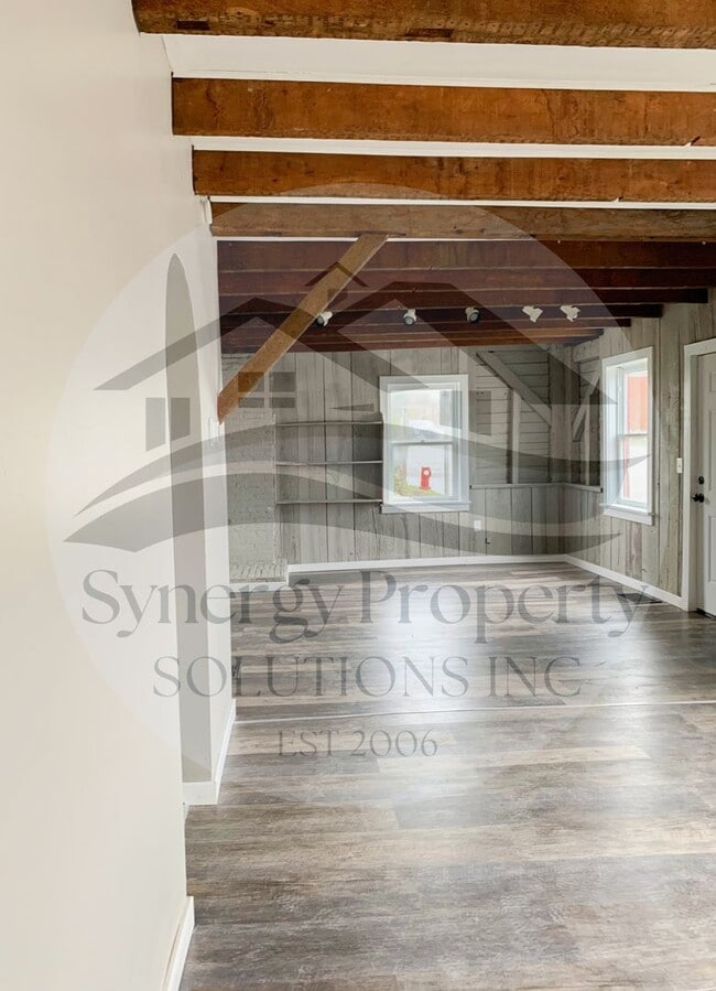 Building Photo - Main St E 12