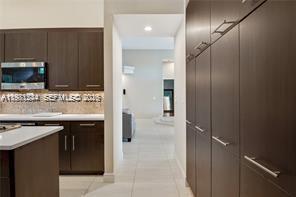 Building Photo - 1884 Classic Dr