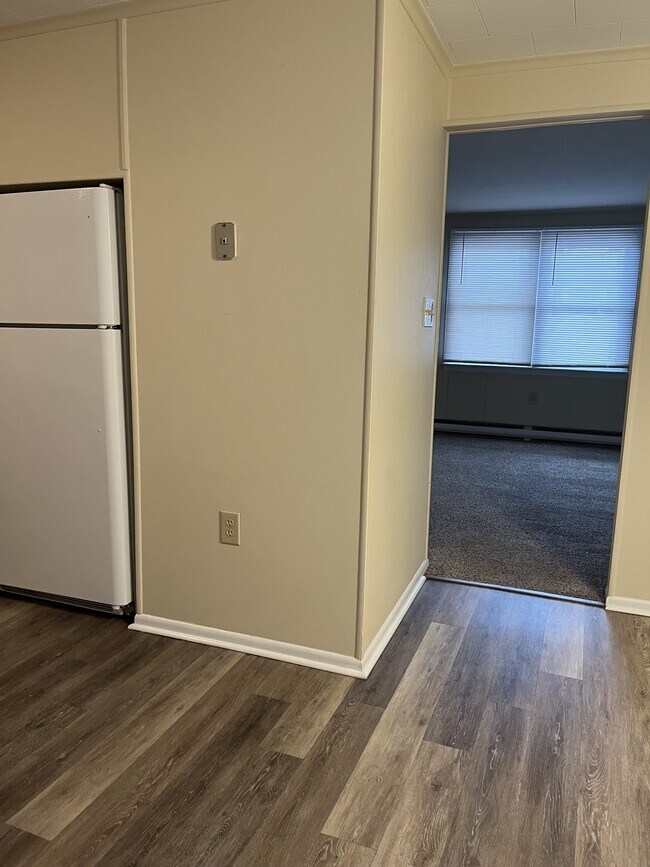 Building Photo - 611 Lincoln Way W