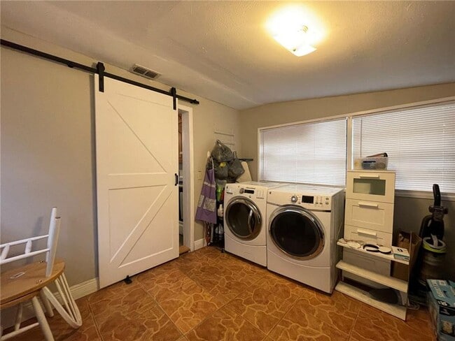 Building Photo - Adorable 2 bed/ 1 bath home in Seffner!!