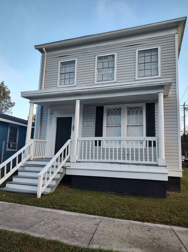 Building Photo - Large 3BR/2.5BA Two Story House Near Downt...