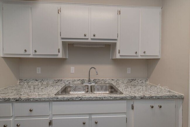 Building Photo - 1546 Hamilton Dr