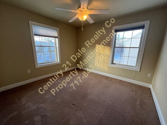 Building Photo - Large Three Bedroom 2.5 Baths in the Stone Gate Commons Association