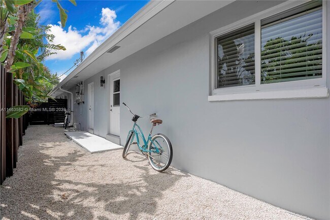 Building Photo - 3340 NE 13th Ave