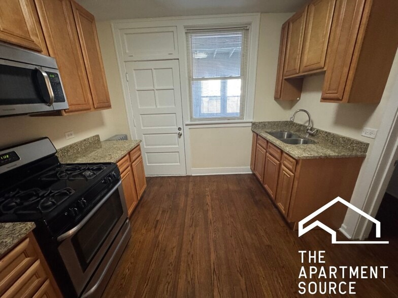 Building Photo - 2510 N LeClaire Ave