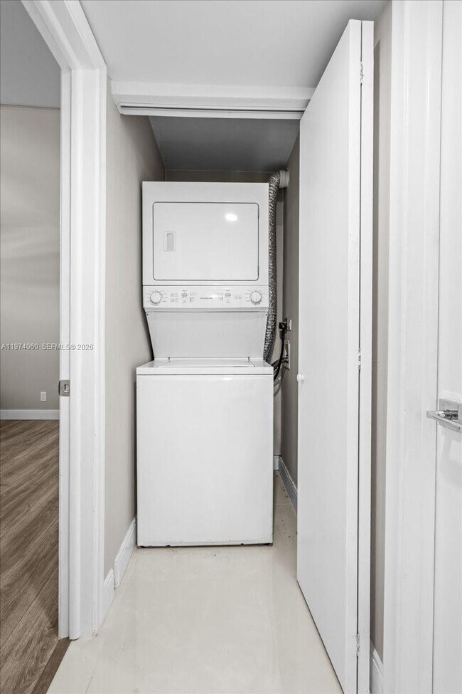 Building Photo - 811 S Hollybrook Dr