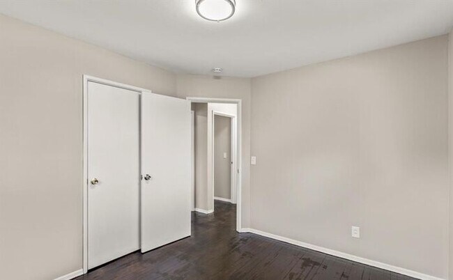 Building Photo - Freshly refreshed and move-in ready!