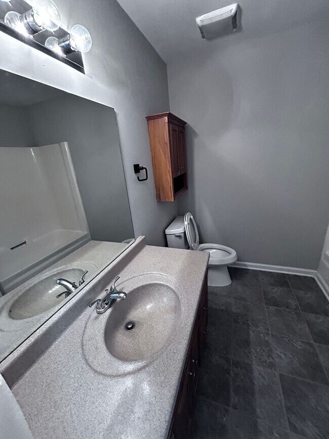 Building Photo - Large three bedroom, one and a half bath t...