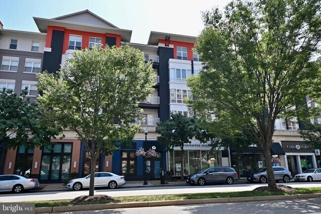 Building Photo - 1101 S Arlington Ridge Rd