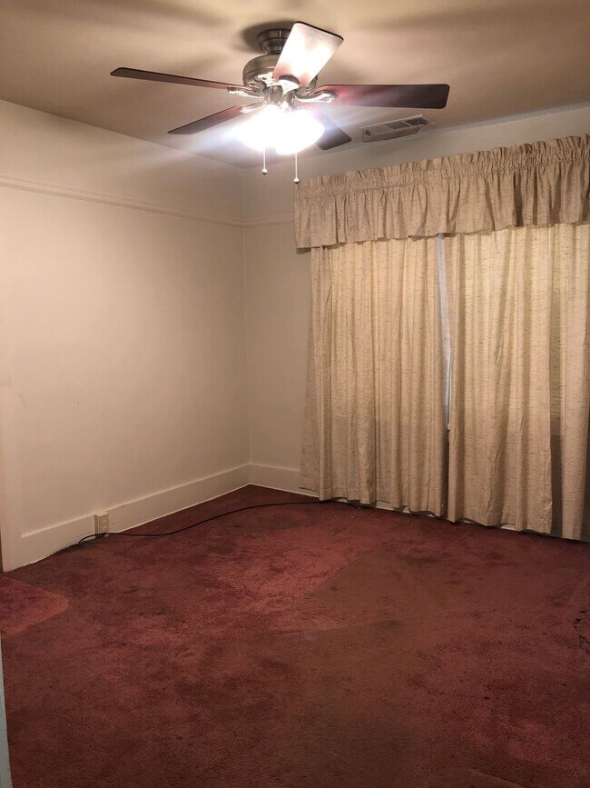 Building Photo - Unique 3 bed 1 bath Home for Rent with 2 Weeks Free Rent