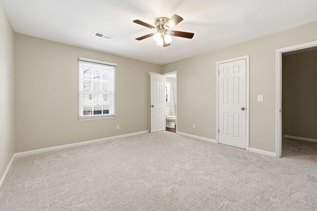 Building Photo - Renovated end-unit townhome in the Heart of Roswell