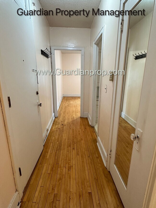 Building Photo - Top Floor Studio Lakes Uptown Apartment, Blocks from Both Lakes, Hardwood Floors, One Month Free