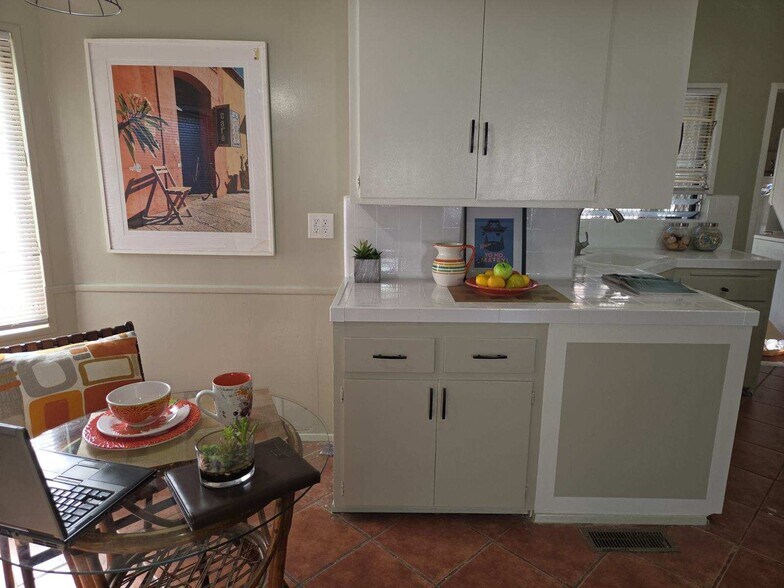 kitchen - 1315 S Orange Dr