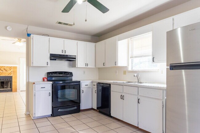 Building Photo - 2402 Lazy Ridge Dr