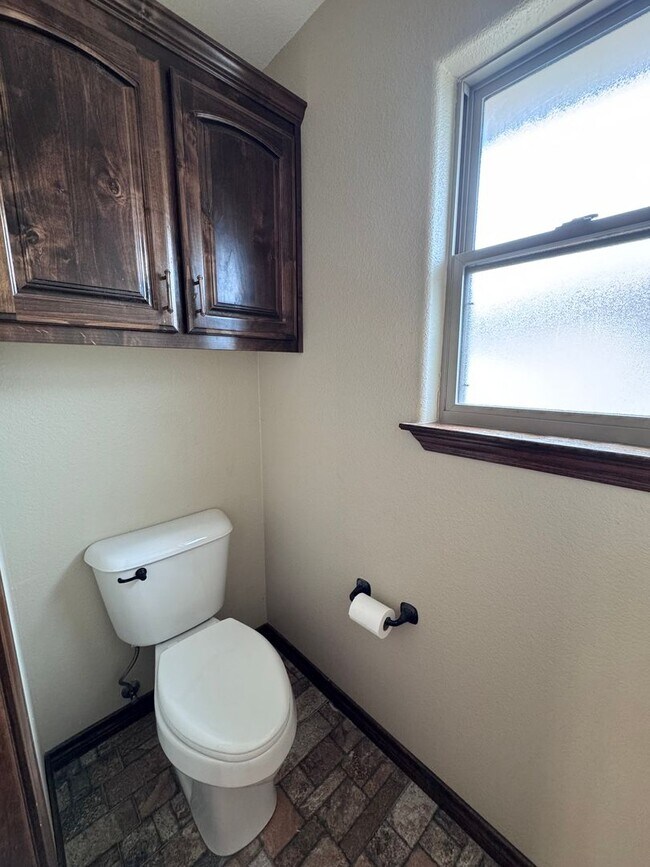 Building Photo - Beautiful 4 bed 2 bath home Available Now!