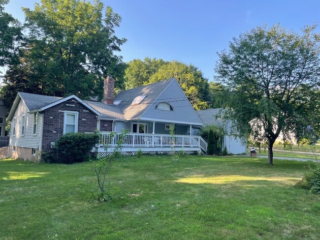 Building Photo - 125 Old Sachems Head Rd