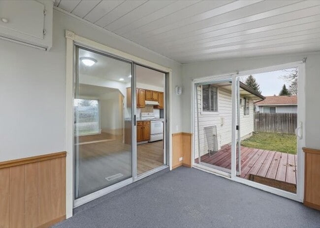 Building Photo - 1319 E Victory Rd