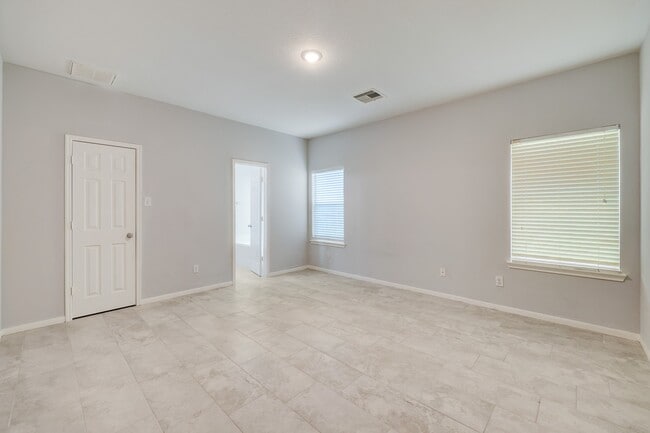 Building Photo - 6302 Provident Green Dr