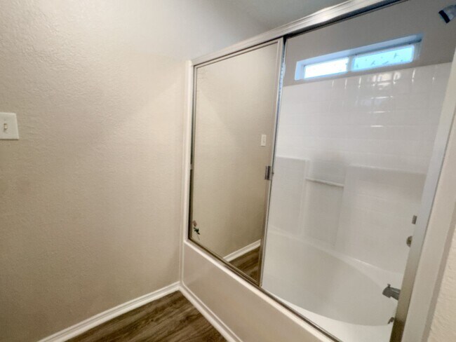 Building Photo - 3 Bed, 2 Bath Ft Worth Home in Burleson IS...