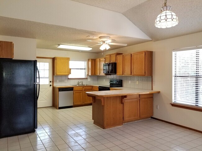 Building Photo - GREAT HOME IN NE CLOVIS NEAR MESA ELEMENTARY