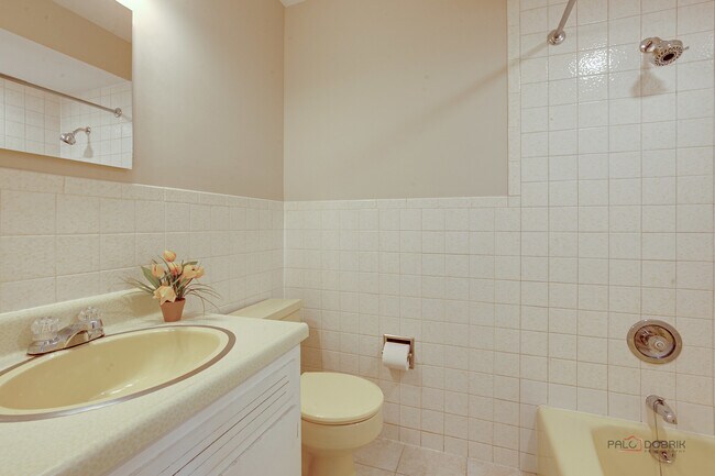 Building Photo - 544 Ravine Ave
