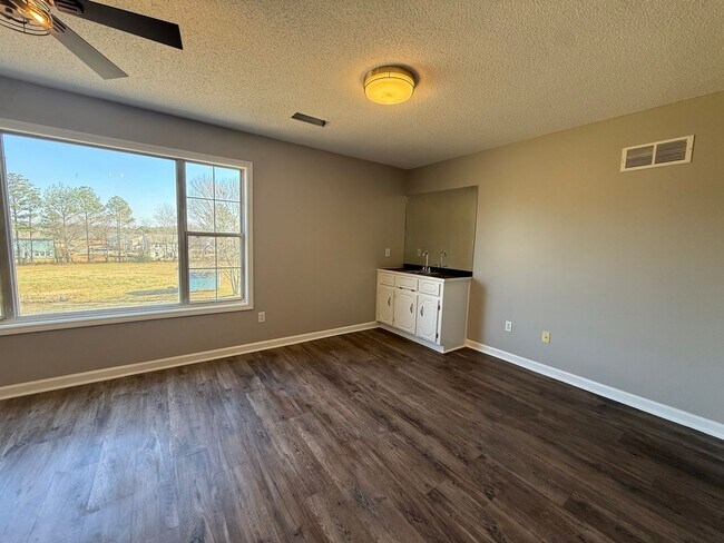 Building Photo - 4 Bedrooms, 3 Bathrooms with potential 5th Bedroom and Loft/Office in Euharlee!