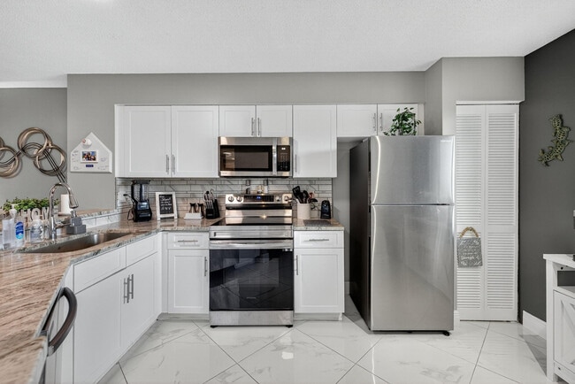 Building Photo - 2334 S Cypress Bend Dr