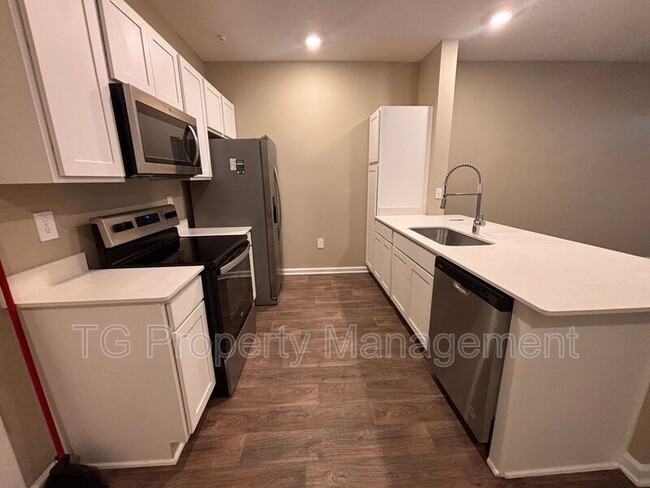 Building Photo - 903 Rivertree Pl
