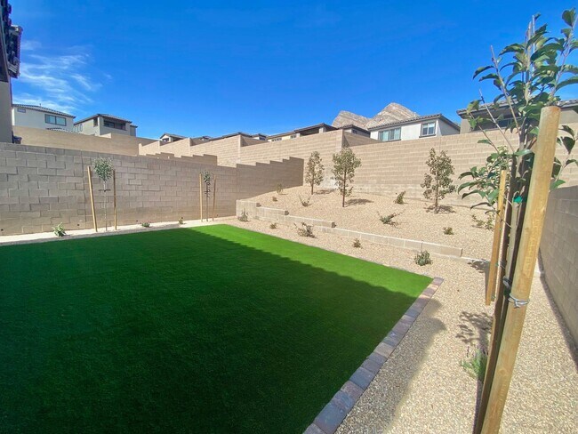 Building Photo - STUNNING LIKE NEW SINGLE-FAMILY HOME 3 BEDROOM / 2.5 BATHROOMS, WITH 2 CAR GARAGE!!
